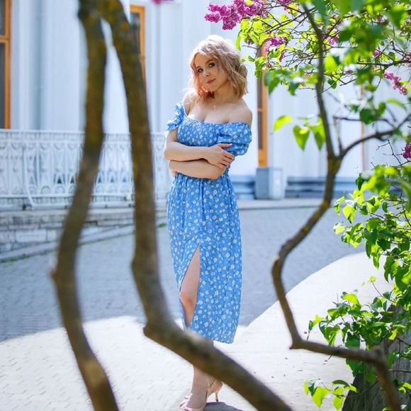 Off-Shoulder Floral Midi Dress - Picture 8 of 15